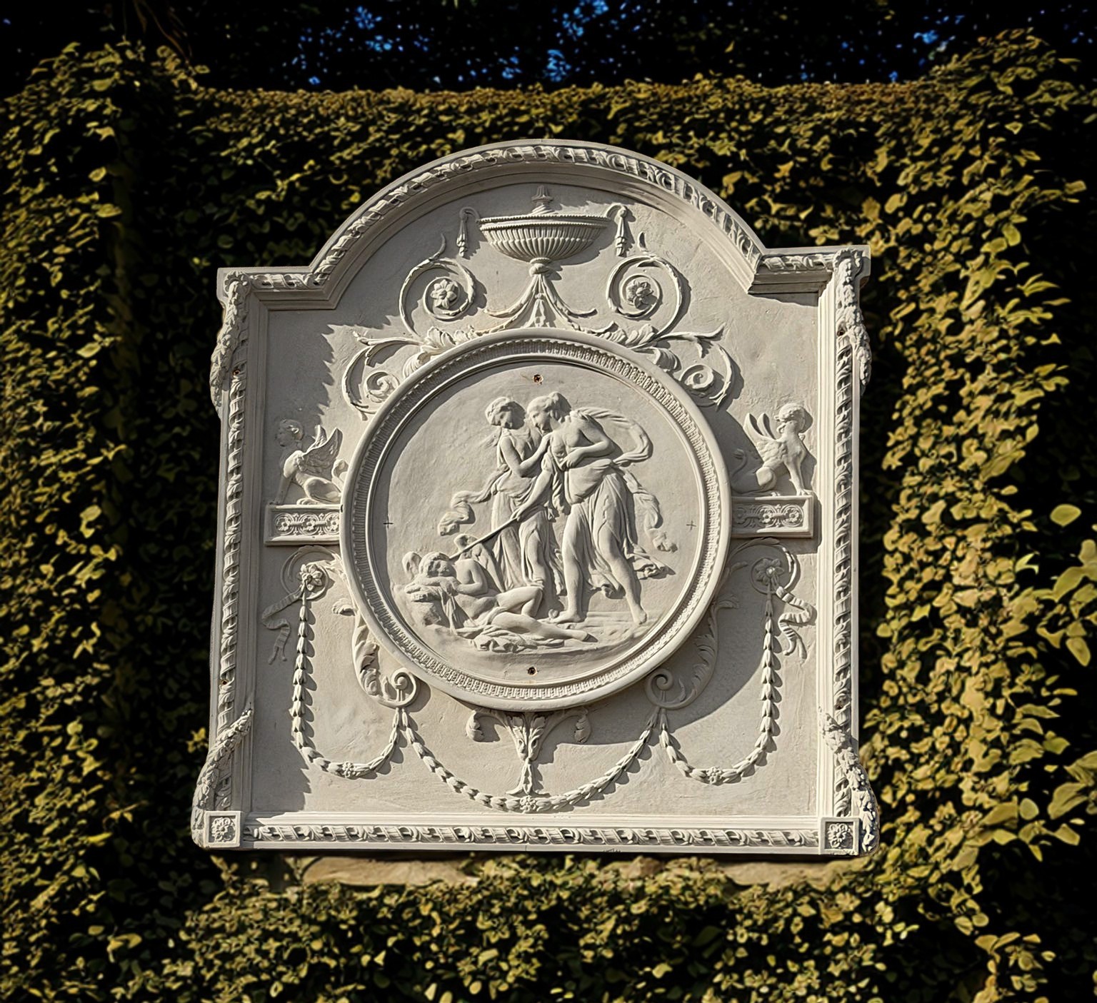 Historical niche in wall